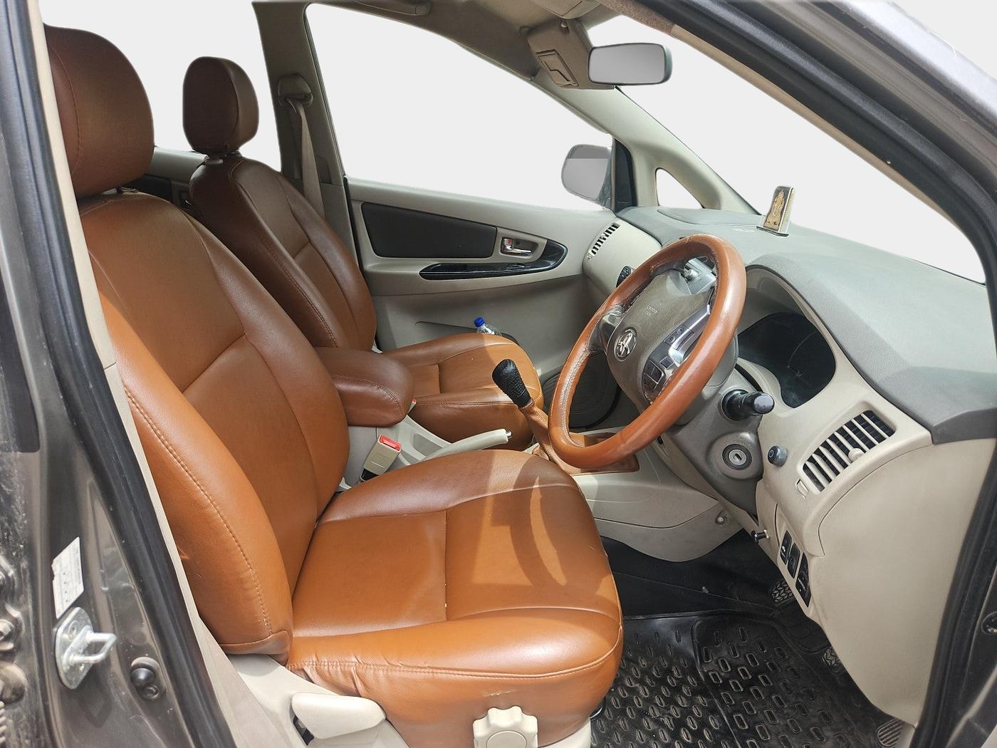 2014 Toyota Innova 2.5 ZX 7 STR, Diesel, Manual, 2,67,468 km, interior