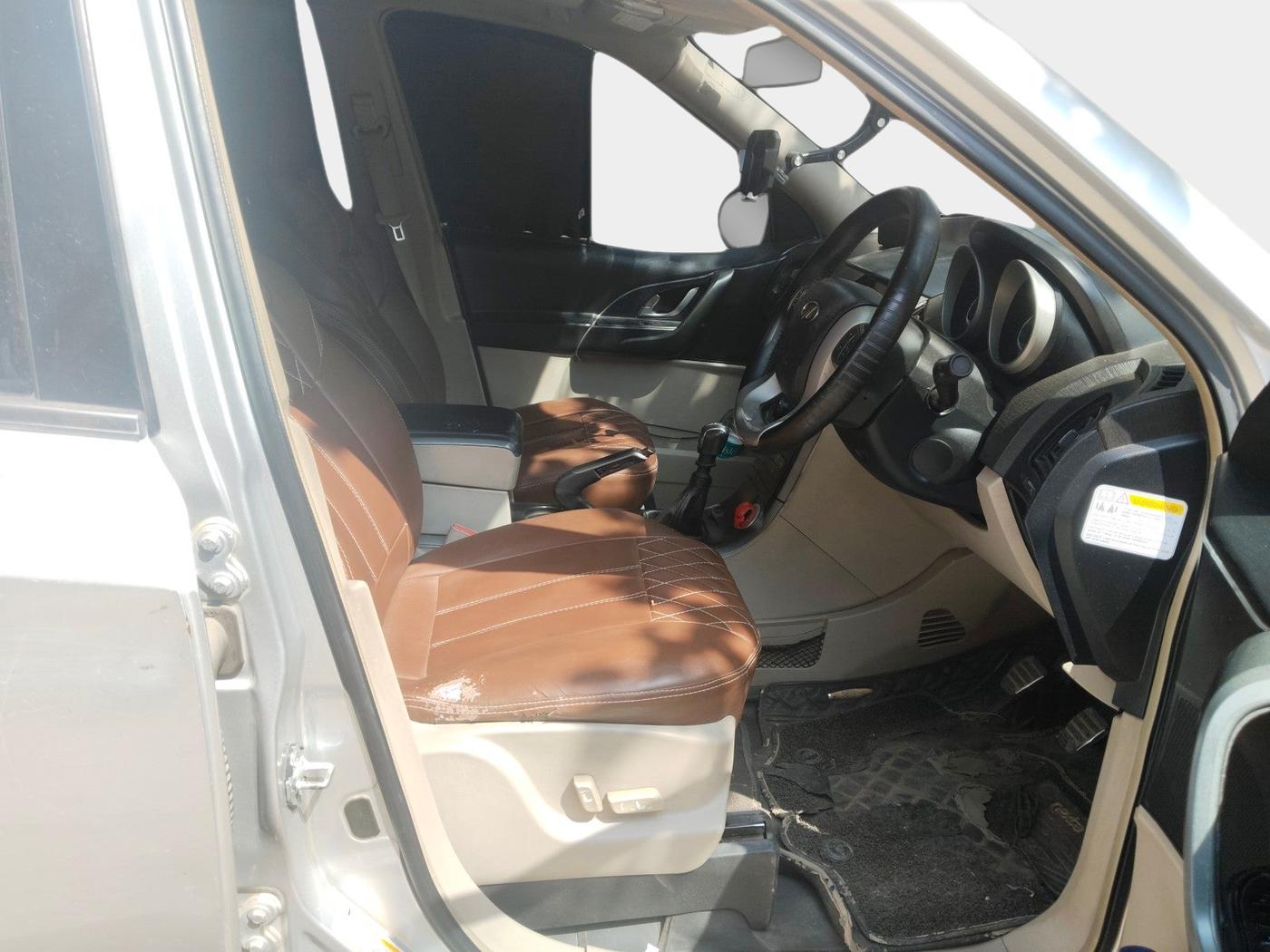 2015 Mahindra XUV500 W10, Diesel, Manual, 1,41,152 km, interior