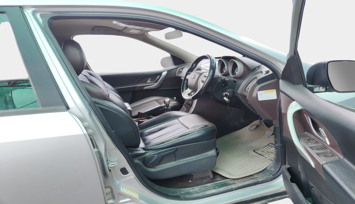 2015 Mahindra XUV500 W8, Diesel, Manual, 1,07,885 km, interior
