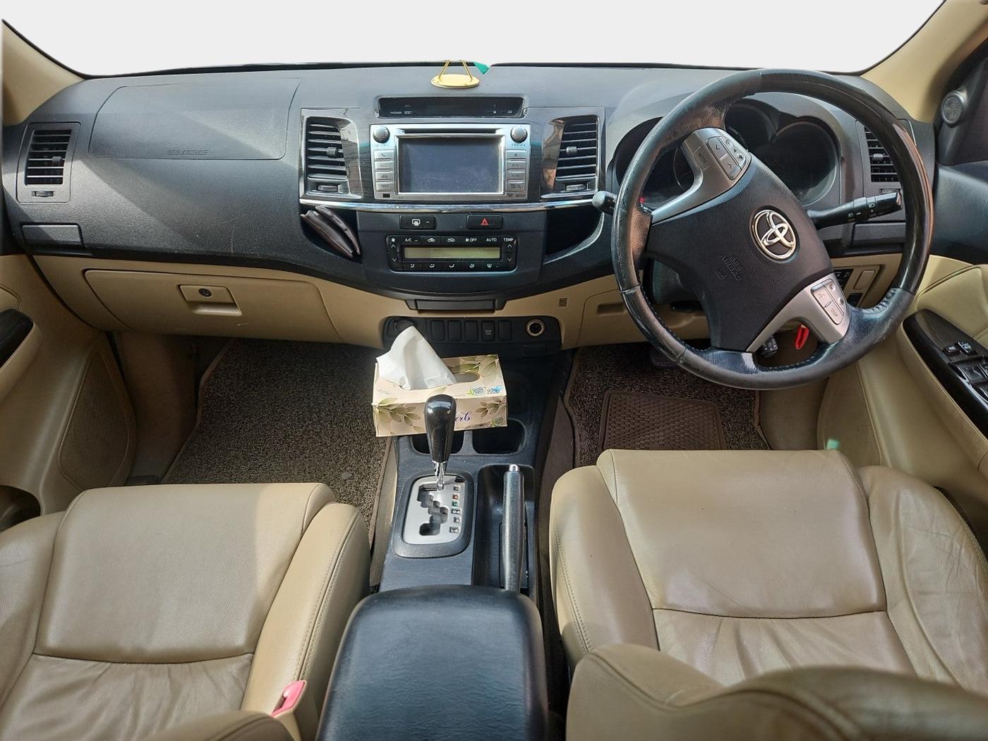 2015 Toyota Fortuner 3.0 4X2 AT, Diesel, Automatic, 1,26,962 km, interior