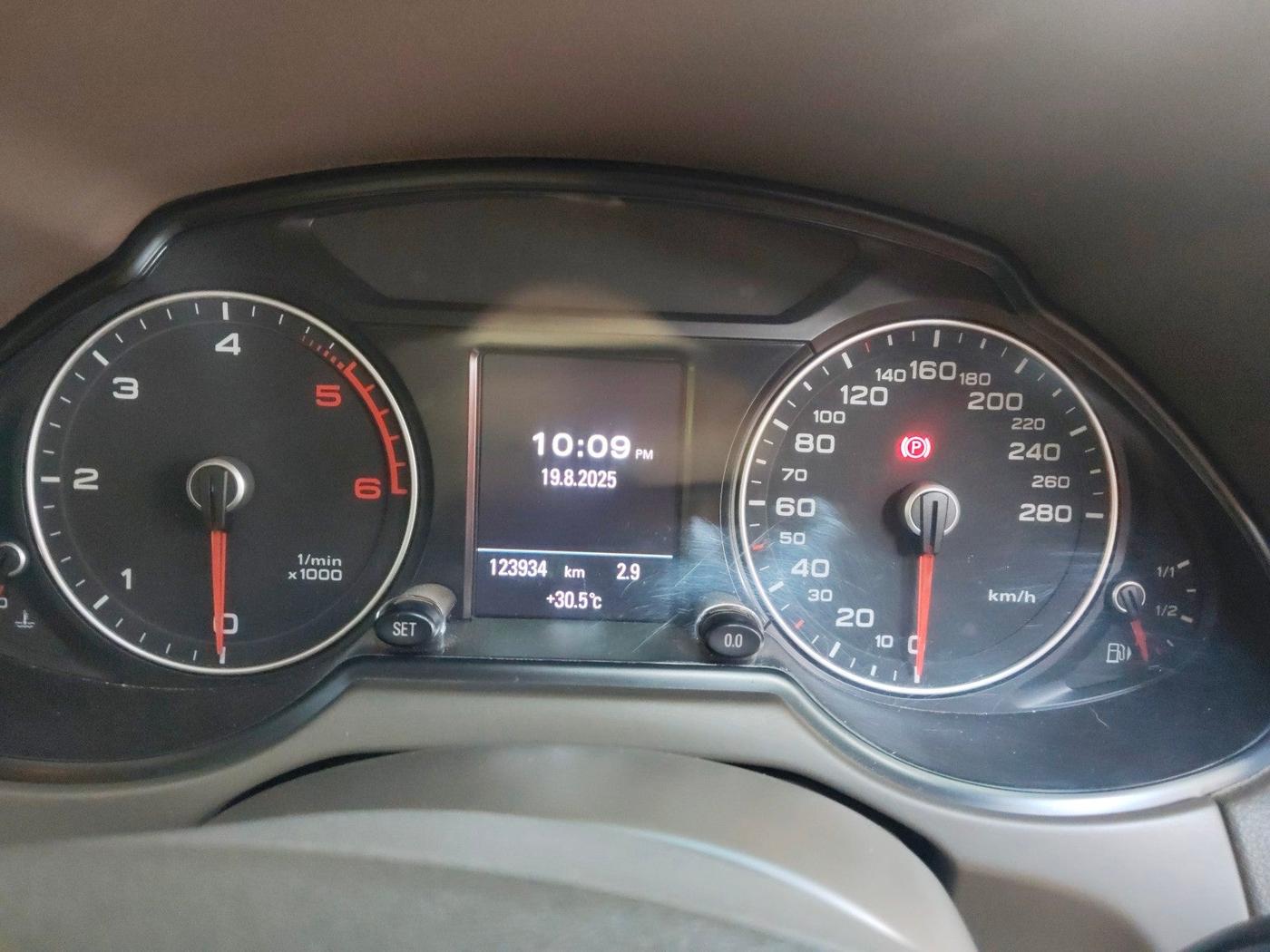 2015 Audi Q5 2.0 TDI quattro Premium, Diesel, Automatic, 1,23,934 km, interior
