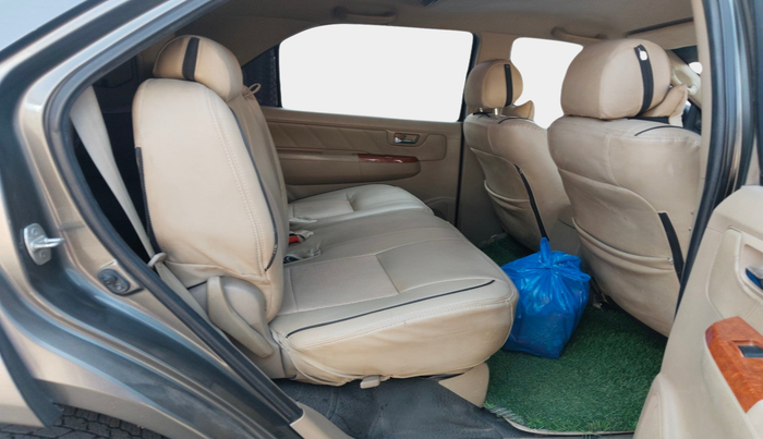 2010 Toyota Fortuner 3.0 4X4 MT, Diesel, Manual, 96,005 km, interior