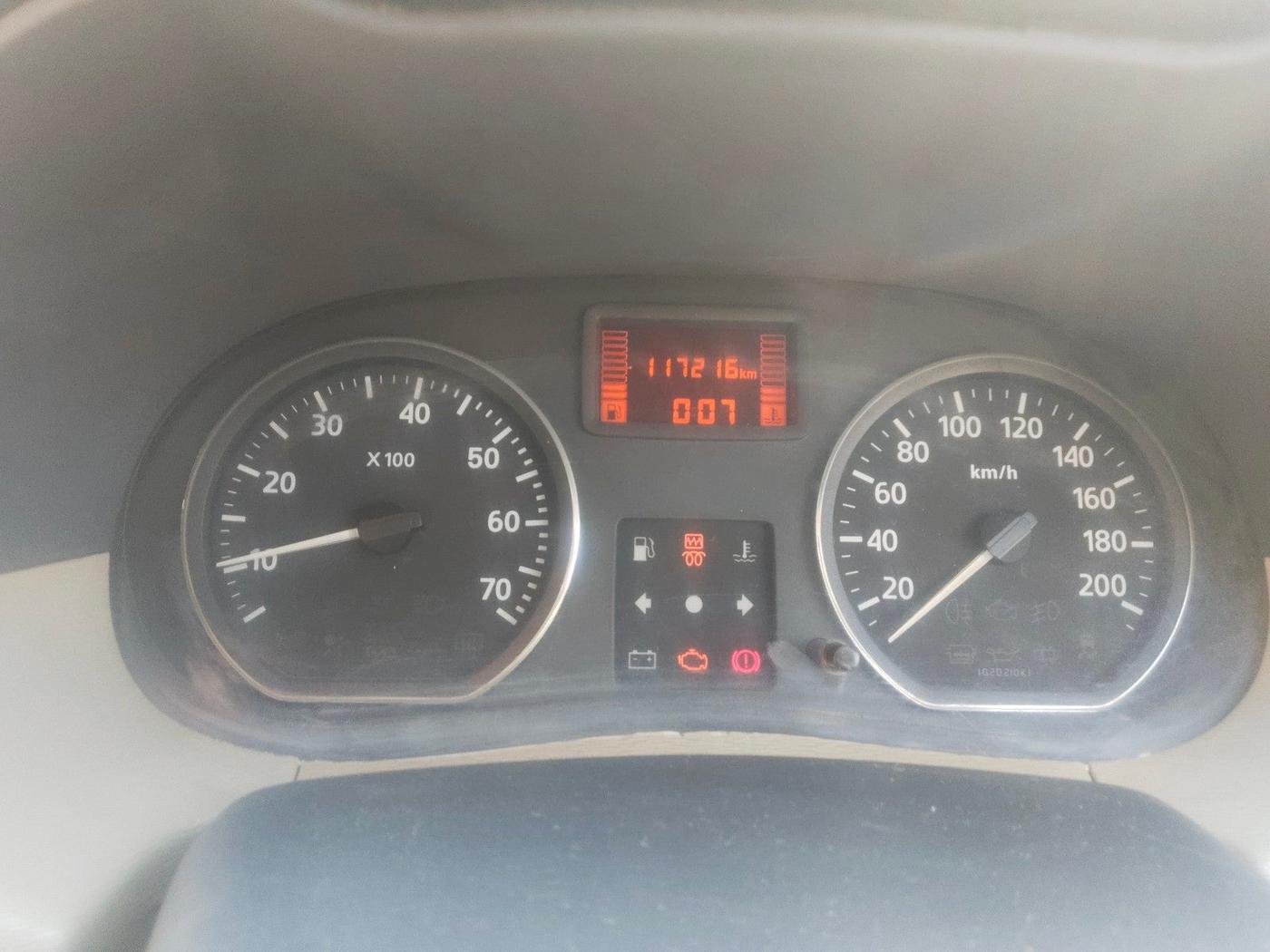 2014 Nissan Terrano XV D THP 110 PS, Diesel, Manual, 1,17,300 km, interior