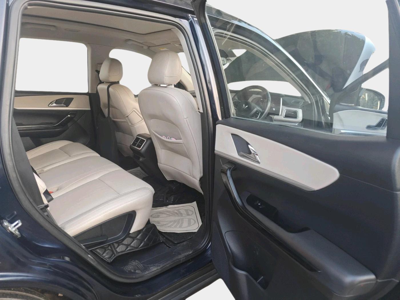 2022 Mahindra XUV700 AX 7 LUXURY D AWD AT 7 STR, Diesel, Automatic, 85,545 km, interior