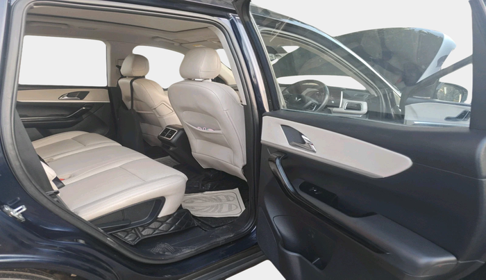 2022 Mahindra XUV700 AX 7 LUXURY D AWD AT 7 STR, Diesel, Automatic, 85,545 km, interior