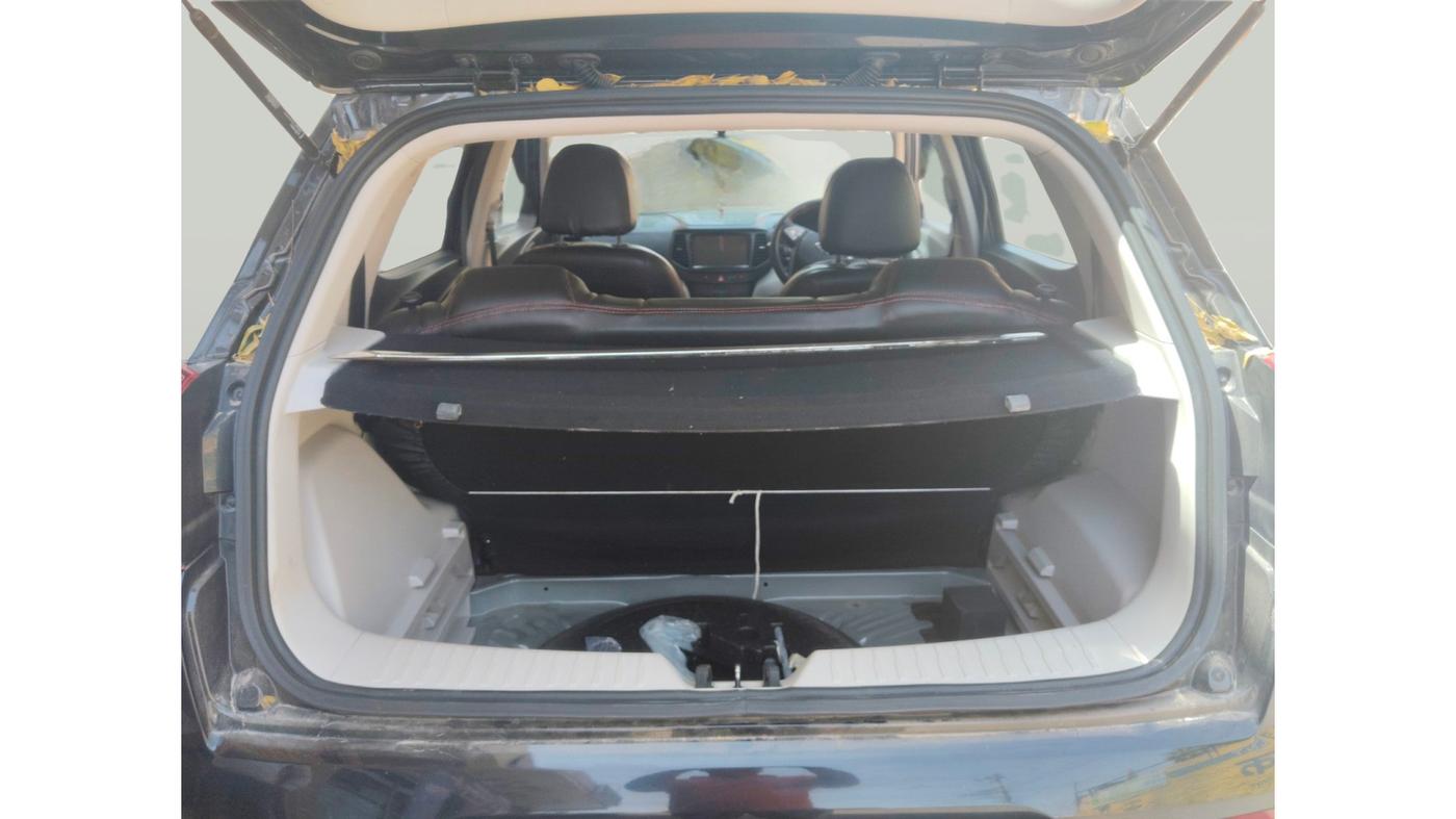 2021 Mahindra XUV300 W4 1.2 PETROL, Petrol, Manual, 7,332 km, exterior