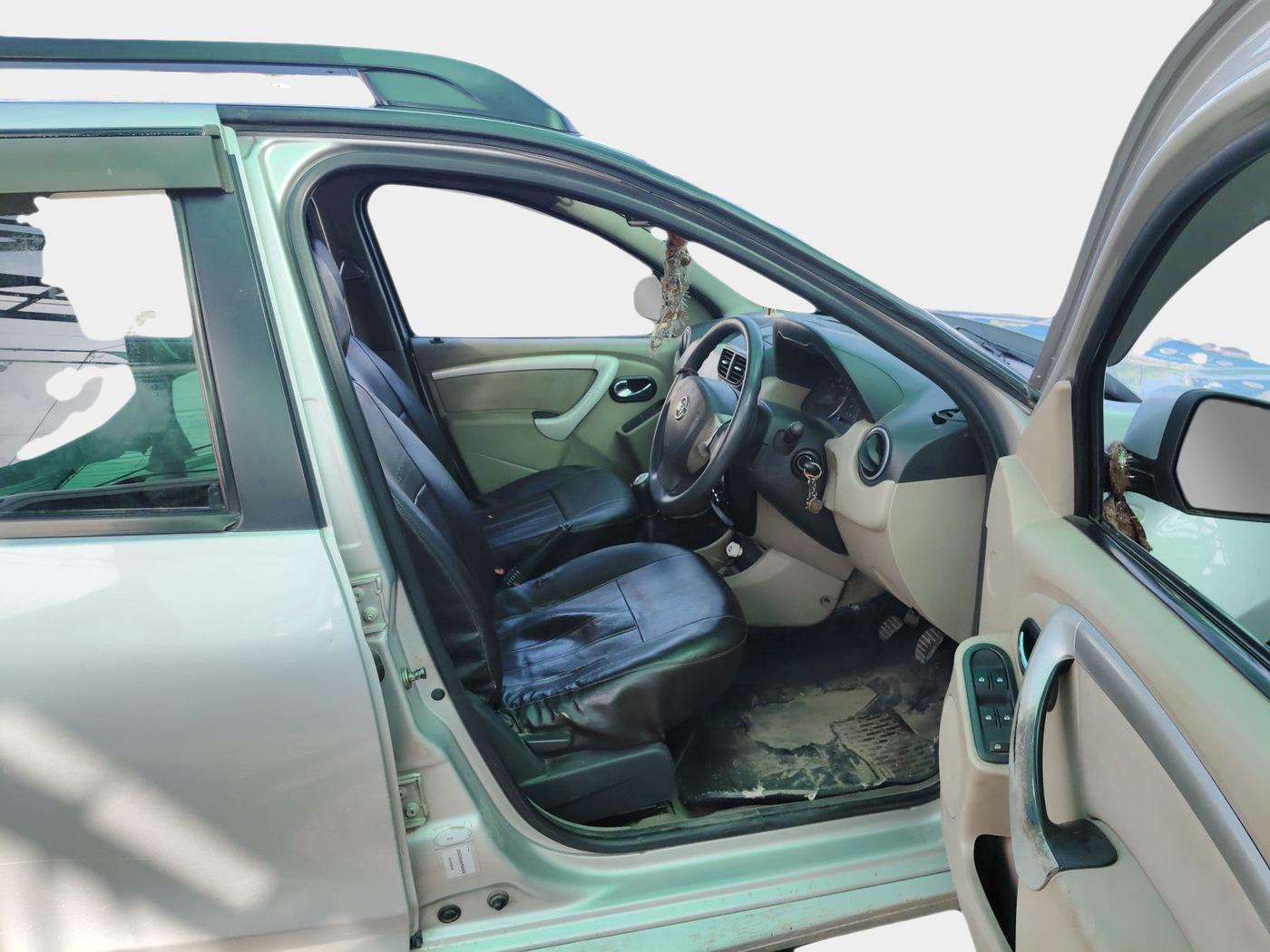 2015 Nissan Terrano XL (D), Diesel, Manual, 1,15,890 km, interior