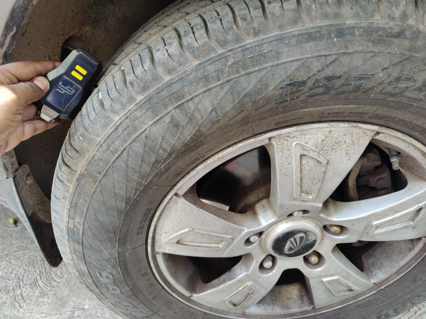2012 Mahindra XUV500 W8, Diesel, Manual, 94,204 km, tyre