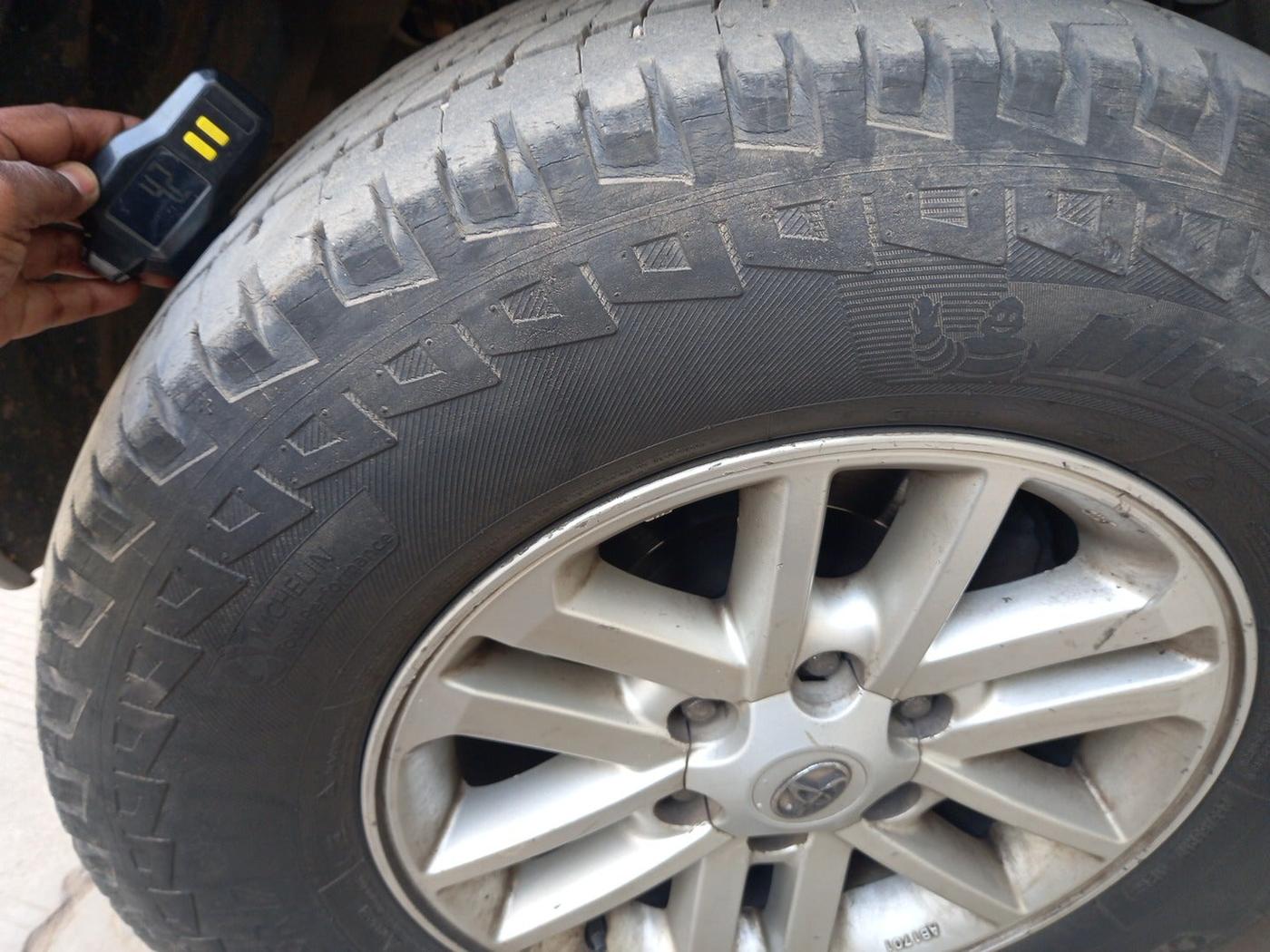 2013 Toyota Fortuner 3.0 4X2 AT, Diesel, Automatic, 1,75,561 km, tyre