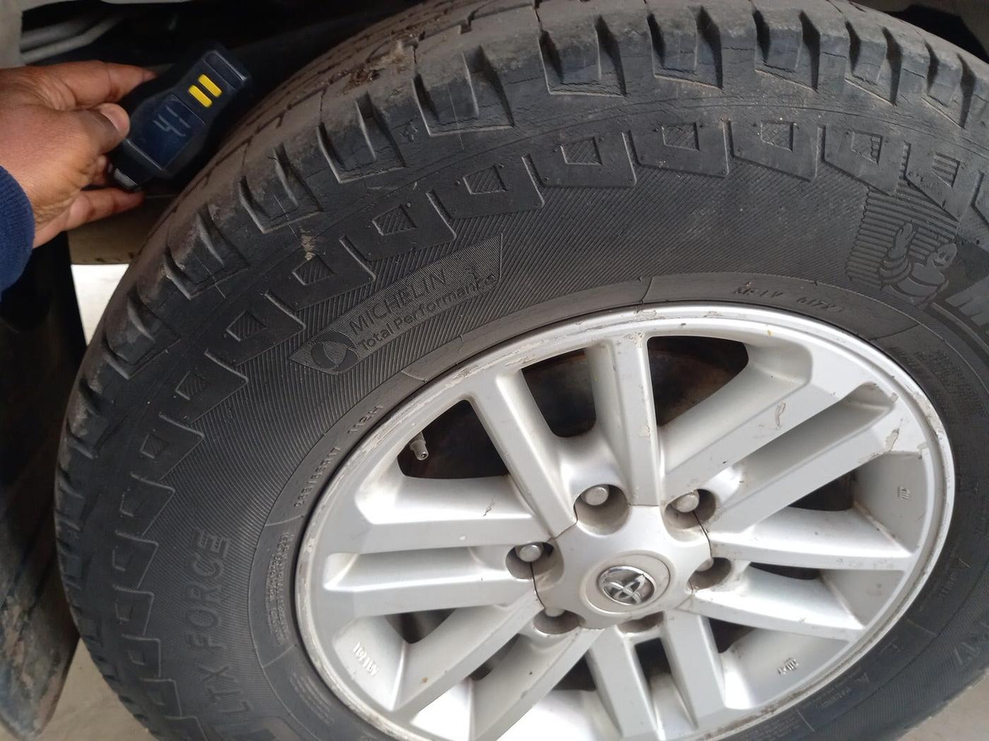 2013 Toyota Fortuner 3.0 4X2 AT, Diesel, Automatic, 1,75,561 km, tyre
