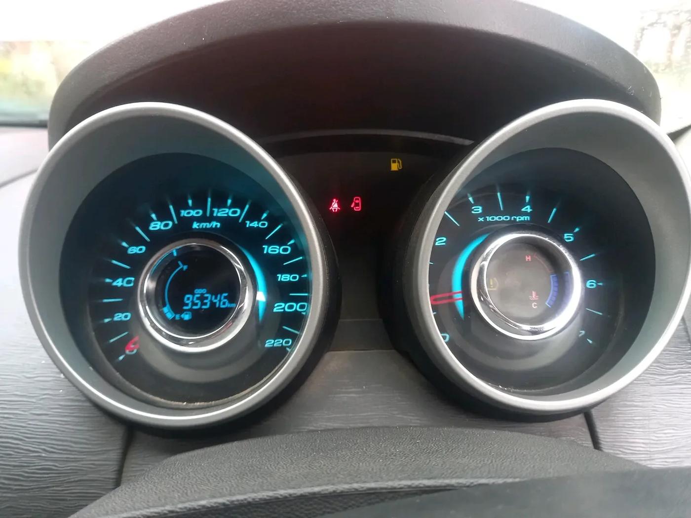 2015 Mahindra XUV500 W10, Diesel, Manual, 97,000 km, interior