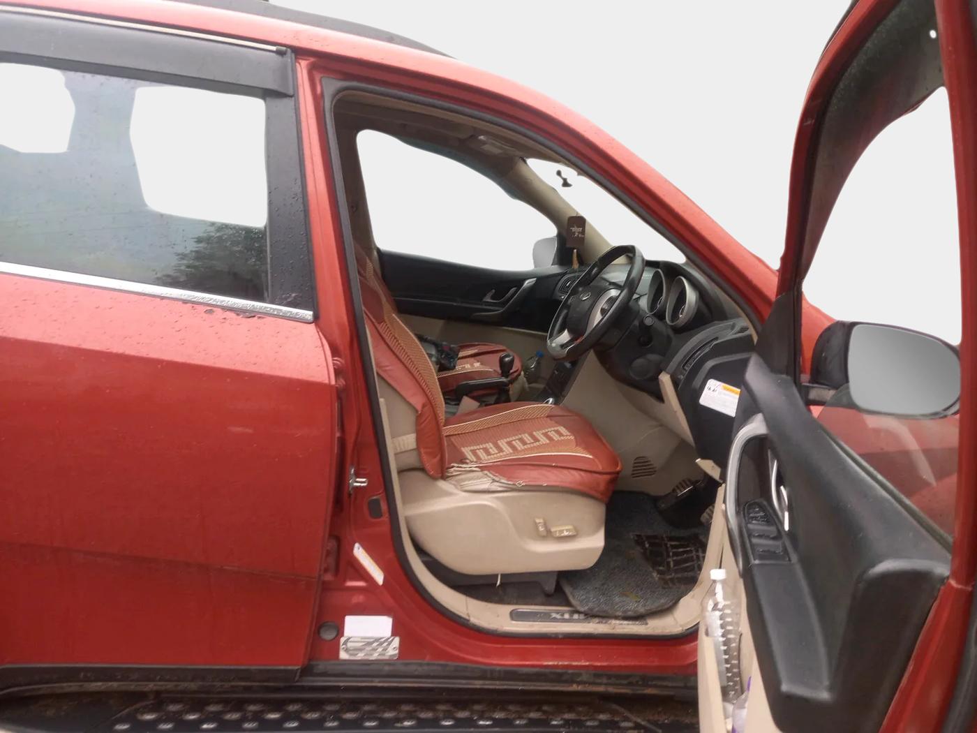 2015 Mahindra XUV500 W10, Diesel, Manual, 97,000 km, interior
