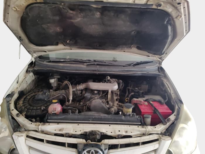 2011 Toyota Innova 2.5 G4 8 STR, Diesel, Manual, 1,86,849 km, exterior
