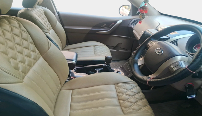 2015 Mahindra XUV500 W6, Diesel, Manual, 1,18,281 km, interior