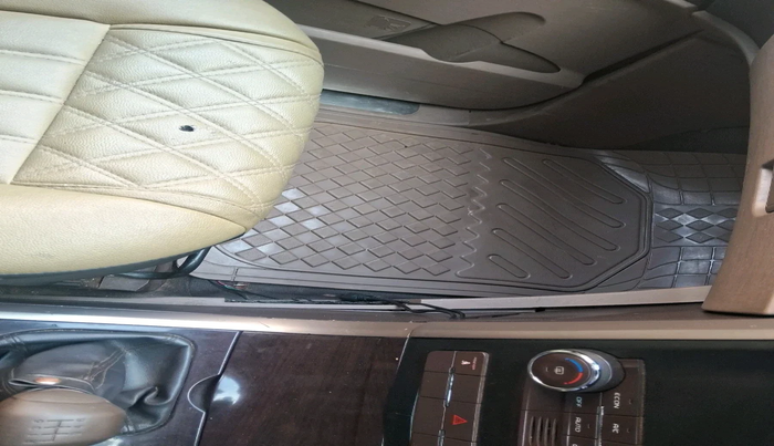 2015 Mahindra XUV500 W6, Diesel, Manual, 1,18,281 km, interior