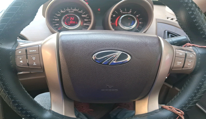 2015 Mahindra XUV500 W6, Diesel, Manual, 1,18,281 km, interior