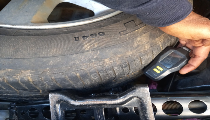 2014 Landrover Freelander 2 TD4 SE, Diesel, Automatic, 1,74,271 km, tyre