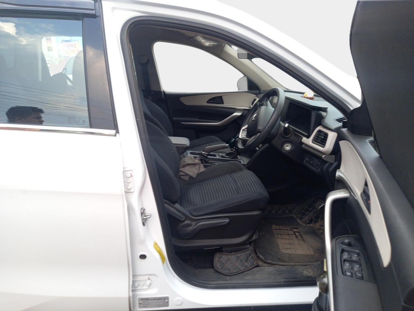 2024 Mahindra XUV700 MX D MT 5 STR, Diesel, Manual, 29,772 km, interior