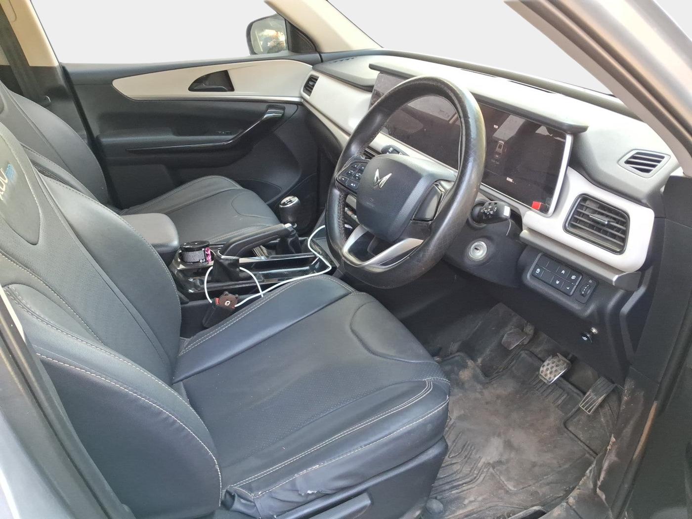 2022 Mahindra XUV700 AX 5 P MT 7 STR, Petrol, Manual, 63,167 km, interior