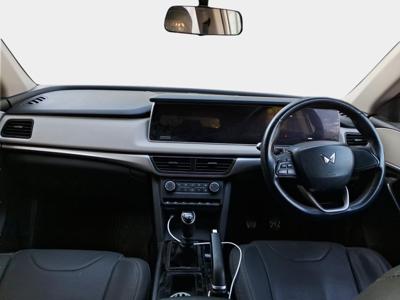 2022 Mahindra XUV700 AX 5 P MT 7 STR, Petrol, Manual, 63,167 km, interior