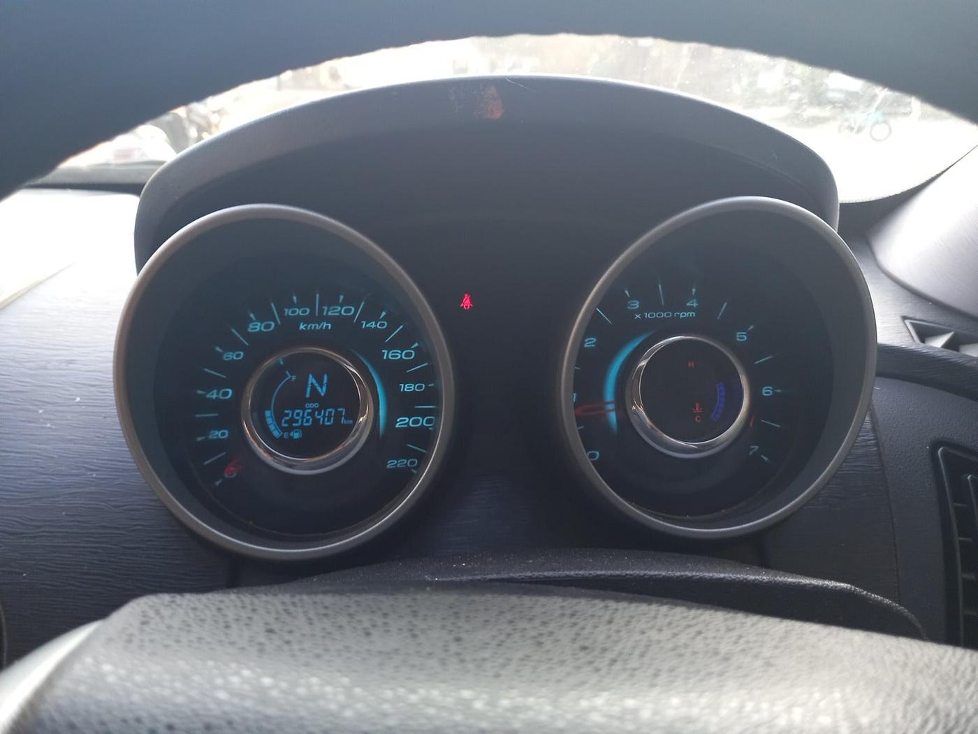 2017 Mahindra XUV500 W4, Diesel, Manual, 2,96,407 km, interior