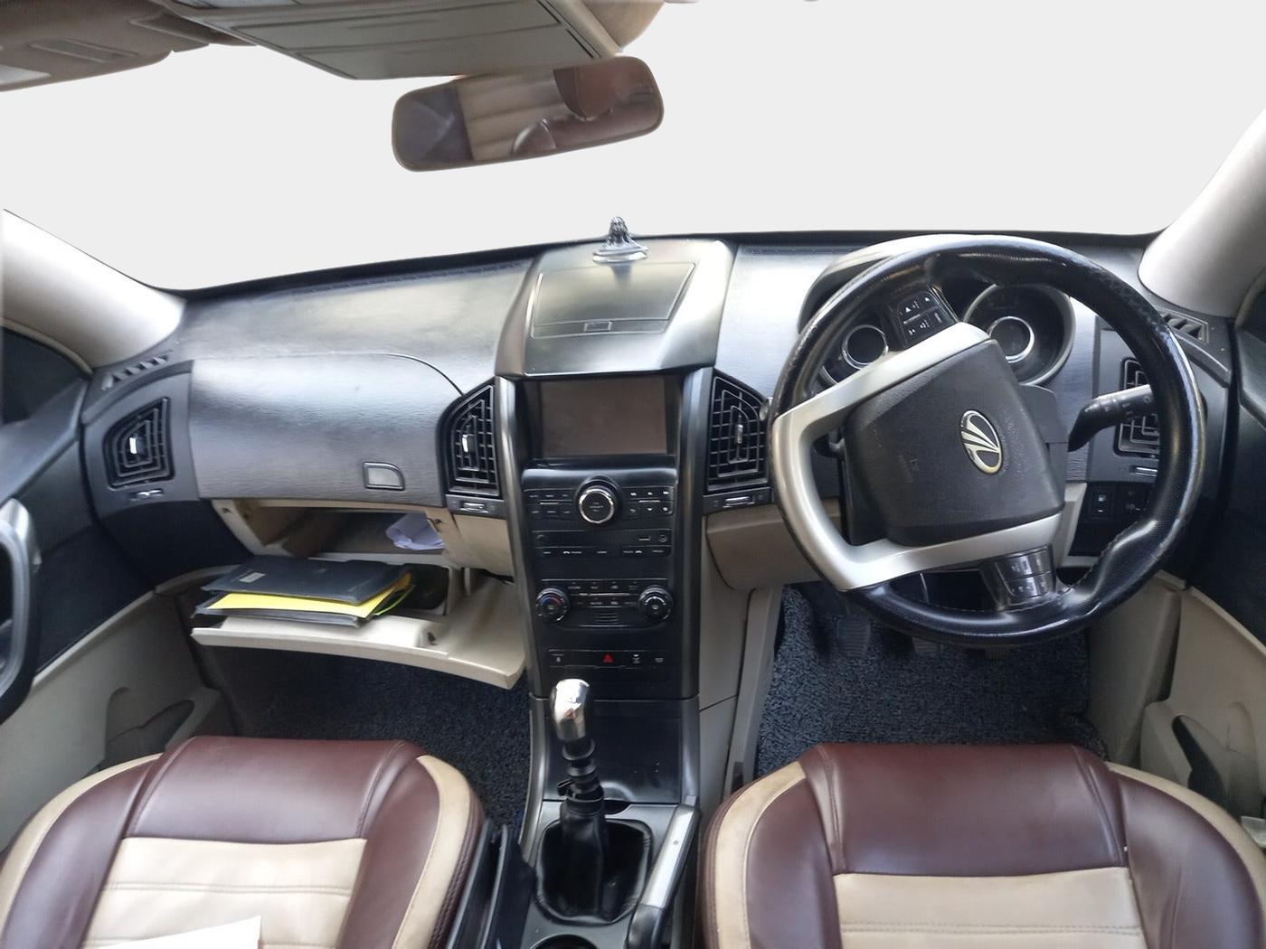 2017 Mahindra XUV500 W4, Diesel, Manual, 2,96,407 km, interior