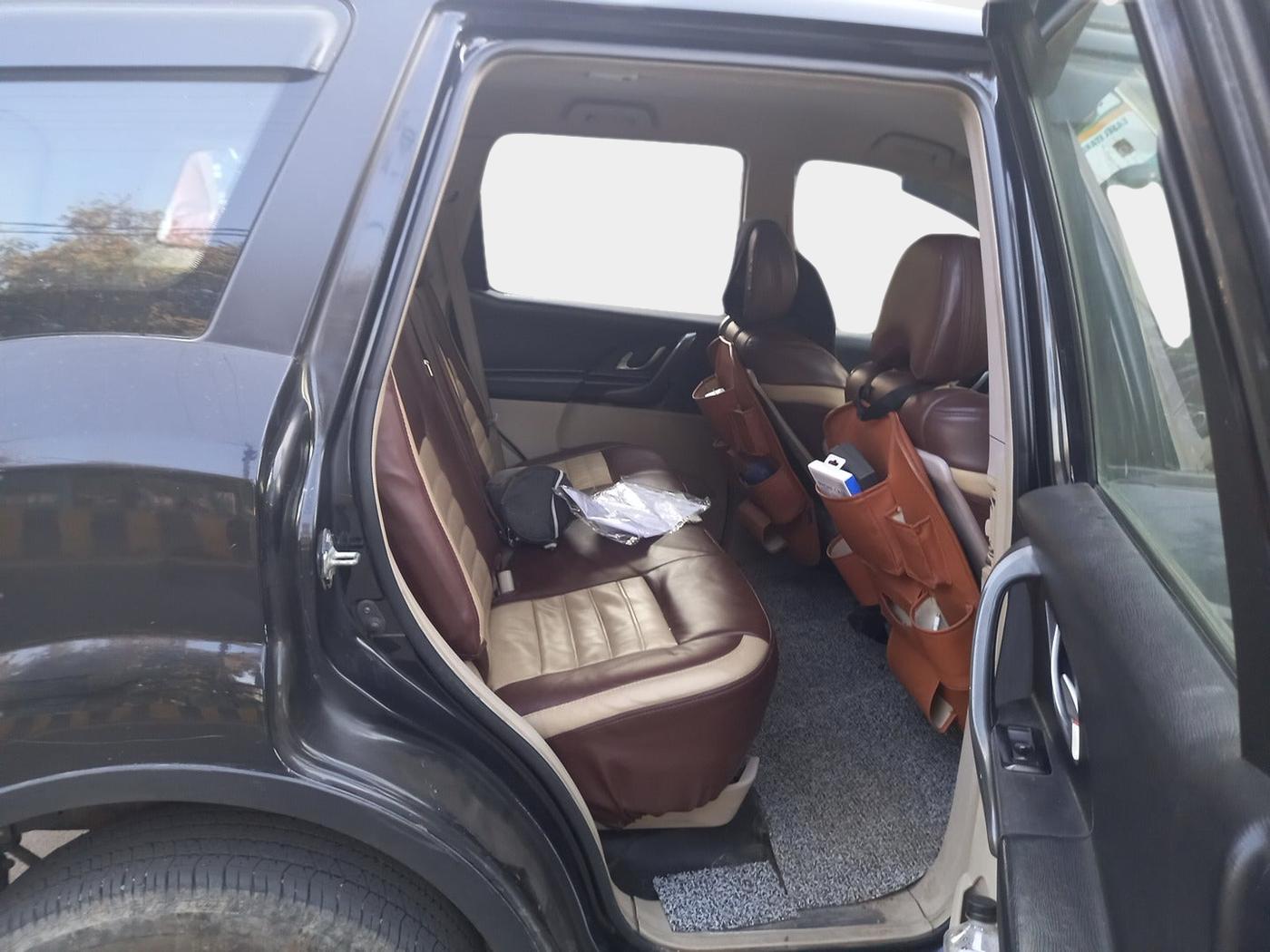 2017 Mahindra XUV500 W4, Diesel, Manual, 2,96,407 km, interior