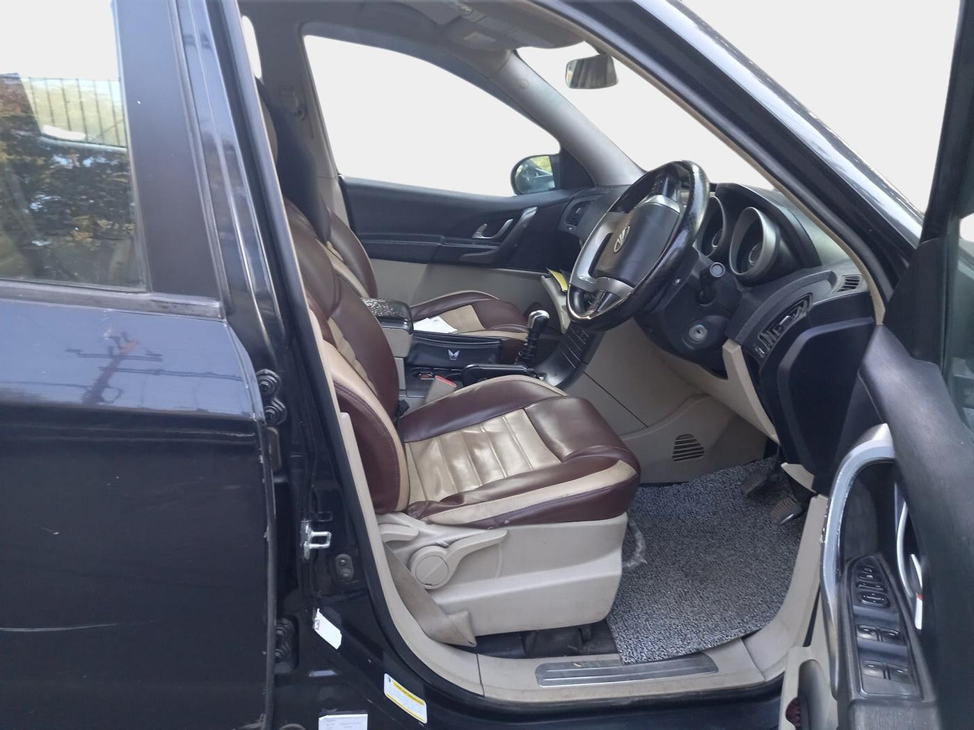 2017 Mahindra XUV500 W4, Diesel, Manual, 2,96,407 km, interior