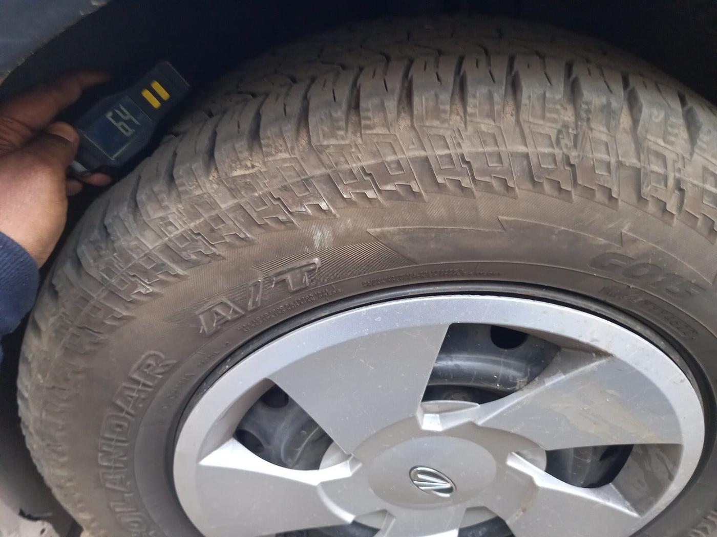2017 Mahindra XUV500 W4, Diesel, Manual, 2,96,407 km, tyre