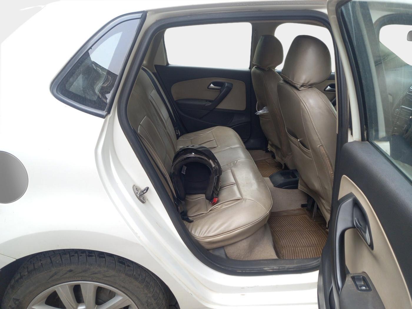 2013 Volkswagen Polo HIGHLINE1.2L, Petrol, Manual, 1,15,082 km, interior