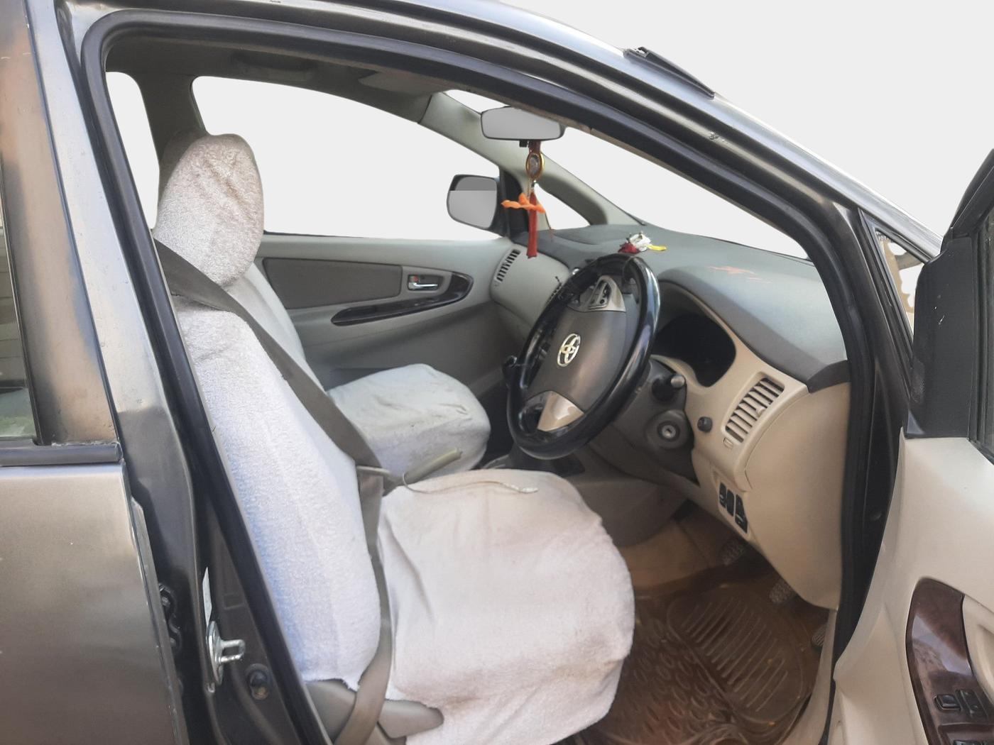 2013 Toyota Innova 2.5 VX 7 STR, Diesel, Manual, 4,01,471 km, interior