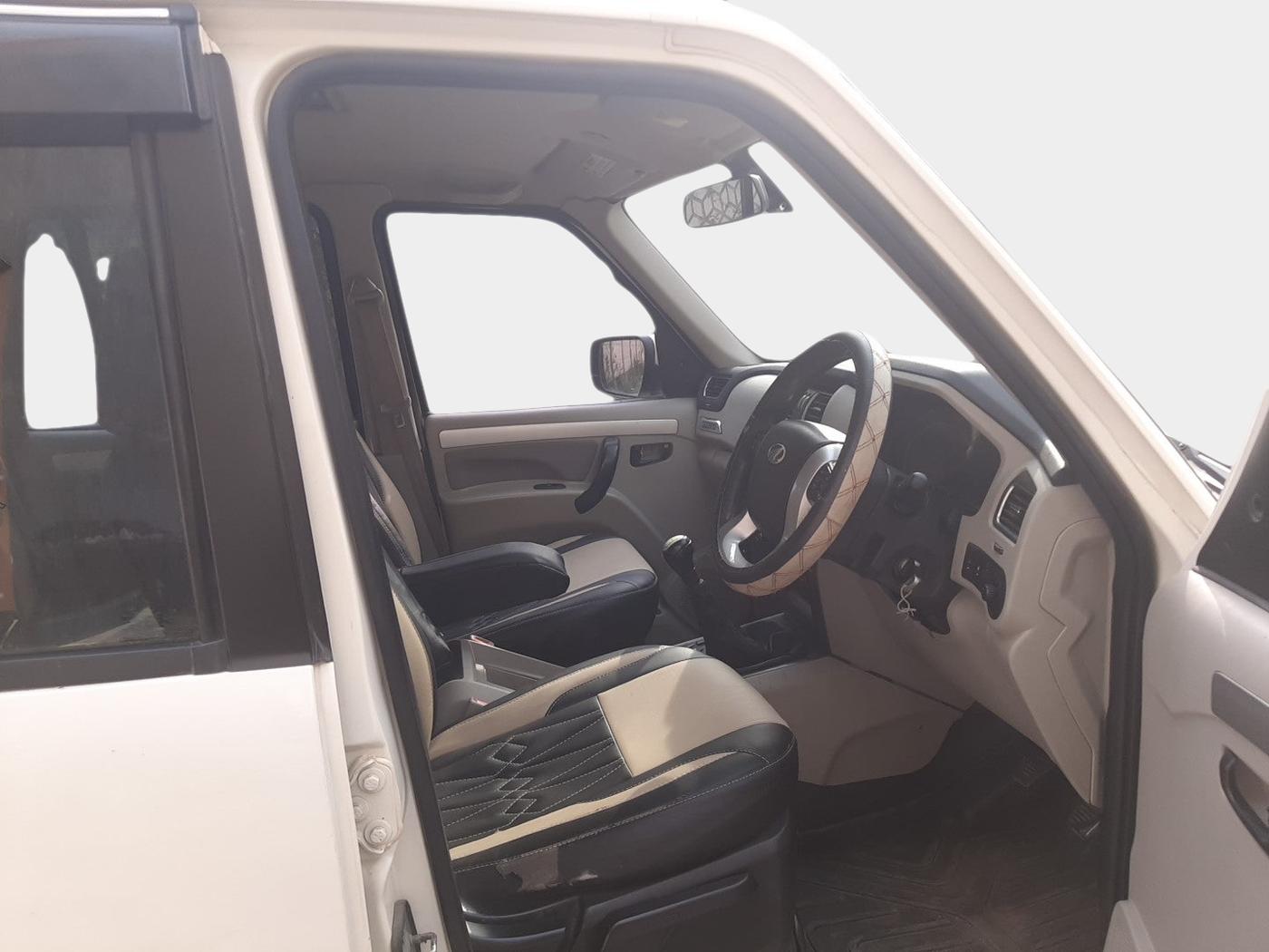 2016 Mahindra Scorpio S10, Diesel, Manual, 1,54,020 km, interior