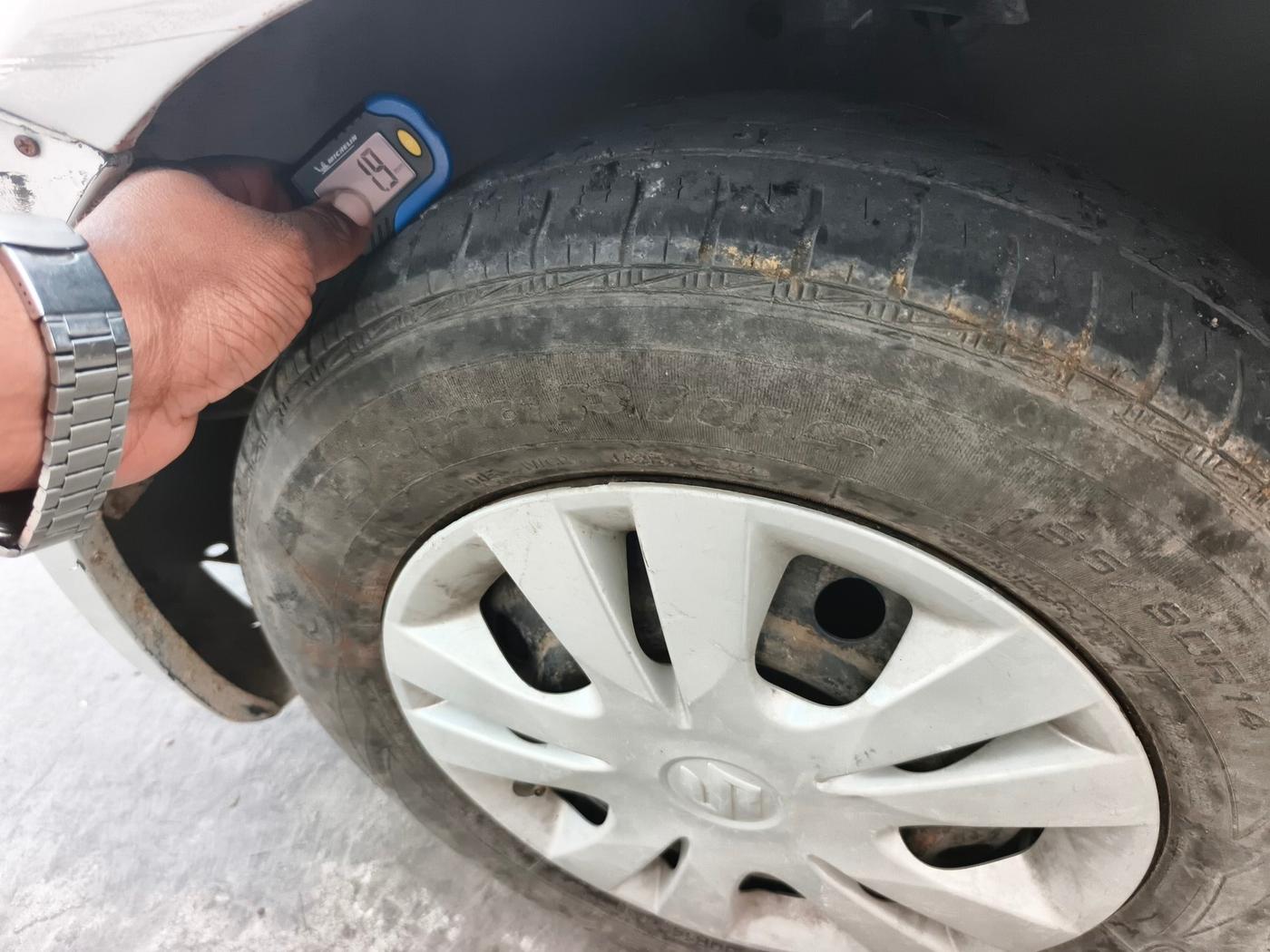 2010 Maruti Swift VXI, Petrol, Manual, 99,102 km, tyre