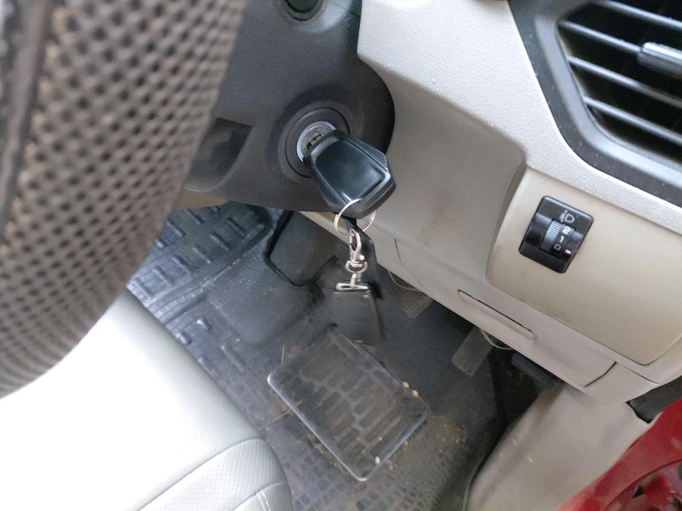 2016 Mahindra Kuv100 K4 6 STR, Petrol, Manual, 28,899 km, interior