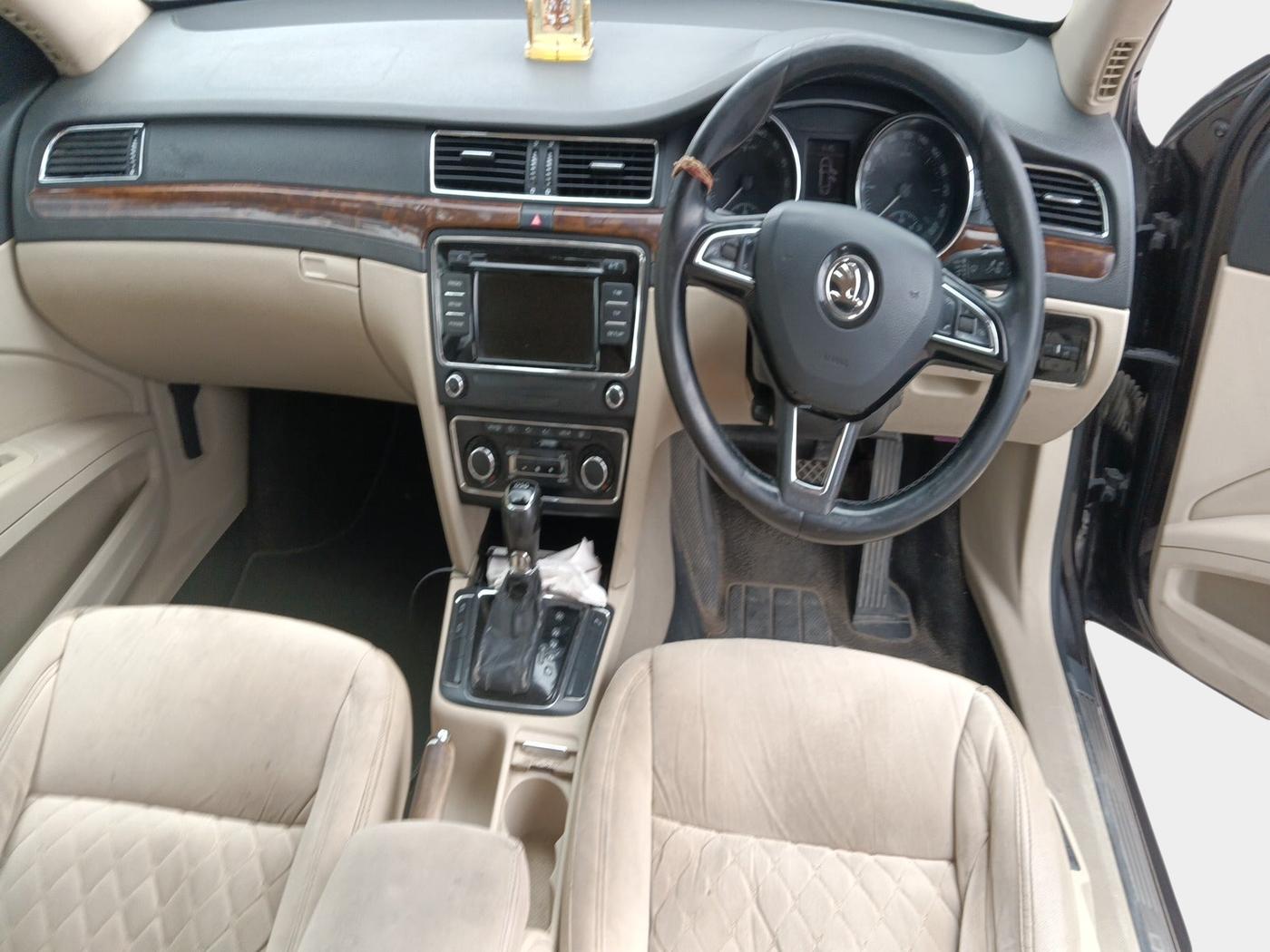 2015 Skoda Superb ELEGANCE 2.0 TDI CR AT, Diesel, Automatic, 2,58,000 km, interior