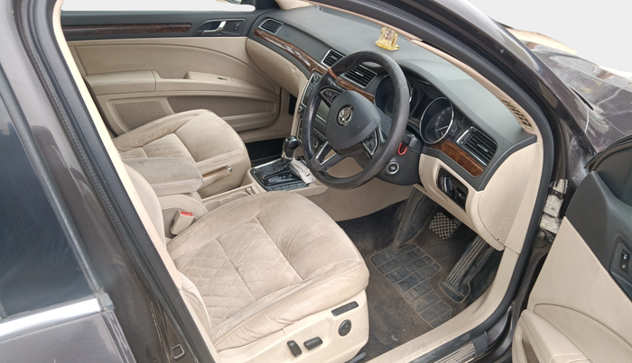 2015 Skoda Superb ELEGANCE 2.0 TDI CR AT, Diesel, Automatic, 2,56,693 km, interior
