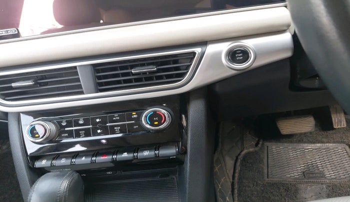2021 Mahindra XUV700 AX 7 P AT 7 STR, Petrol, Automatic, 26,285 km, interior