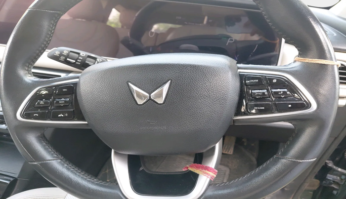 2021 Mahindra XUV700 AX 7 P AT 7 STR, Petrol, Automatic, 26,285 km, interior