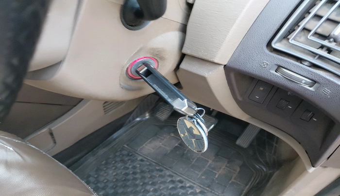 2015 Mahindra XUV500 W6, Diesel, Manual, 1,87,052 km, interior