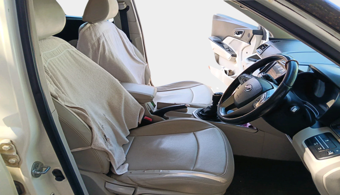 2019 Mahindra XUV300 W8 (O) 1.5 DIESEL, Diesel, Manual, 1,65,752 km, interior