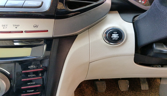 2019 Mahindra XUV300 W8 (O) 1.5 DIESEL, Diesel, Manual, 1,65,752 km, interior