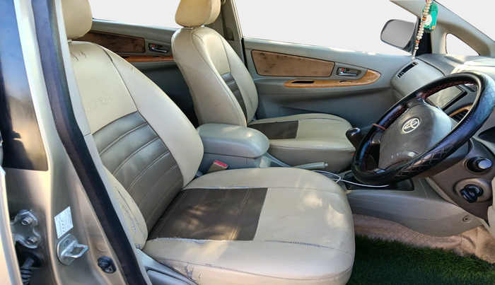 2011 Toyota Innova V 2.5 8 STR, Diesel, Manual, 4,08,941 km, interior