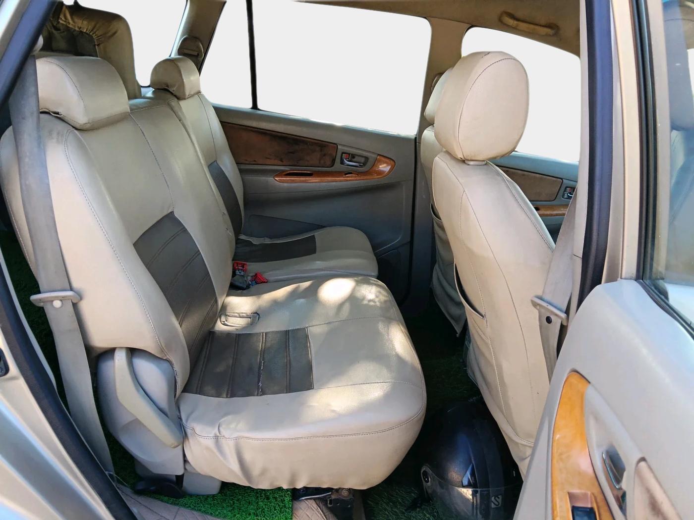 2011 Toyota Innova V 2.5 8 STR, Diesel, Manual, 4,50,000 km, interior