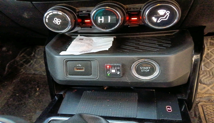 2022 Renault Kiger RXZ MT DUAL TONE, Petrol, Manual, 23,598 km, interior