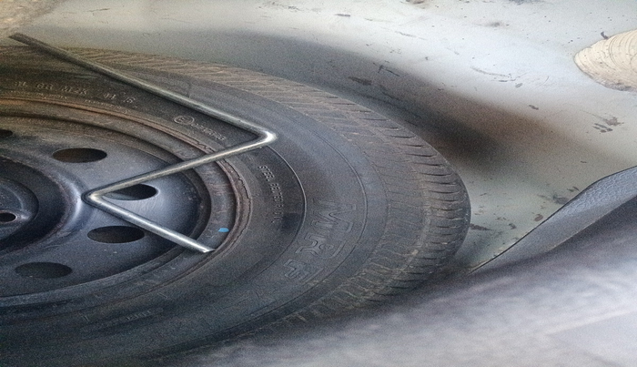 2013 Maruti Swift VDI, Diesel, Manual, 2,97,857 km, tyre