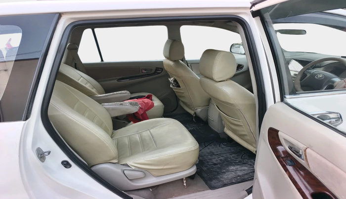 2014 Toyota Innova 2.5 VX 7 STR, Diesel, Manual, 1,80,410 km, interior