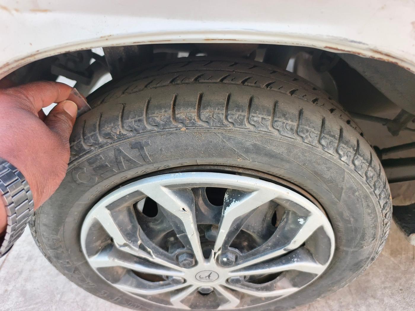 2010 Maruti Zen Estilo LXI, Petrol, Manual, 1,42,062 km, tyre