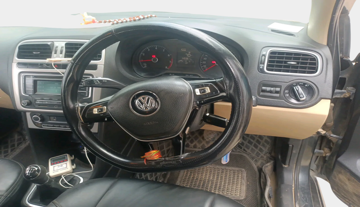 2015 Volkswagen Polo HIGHLINE1.2L, Petrol, Manual, 1,49,381 km, interior