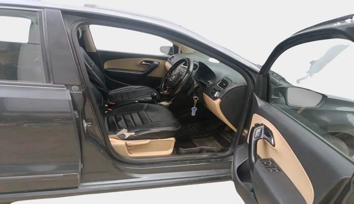 2015 Volkswagen Polo HIGHLINE1.2L, Petrol, Manual, 1,49,381 km, interior