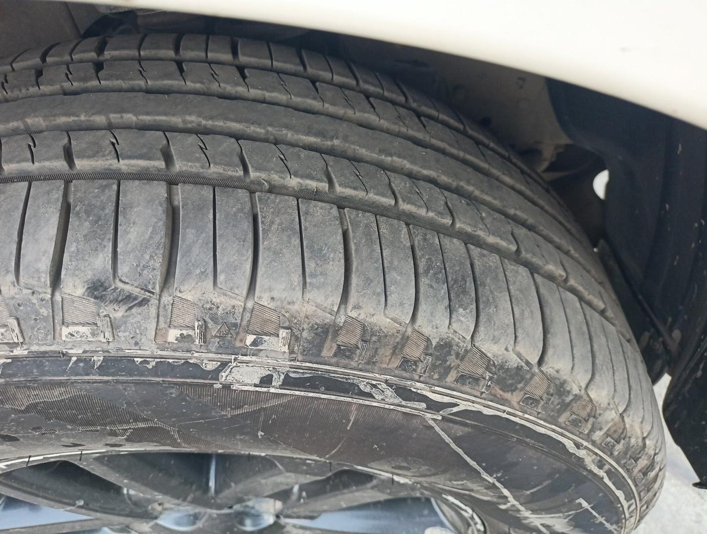 2015 Toyota Fortuner 3.0 4X2 AT, Diesel, Automatic, 2,05,991 km, tyre